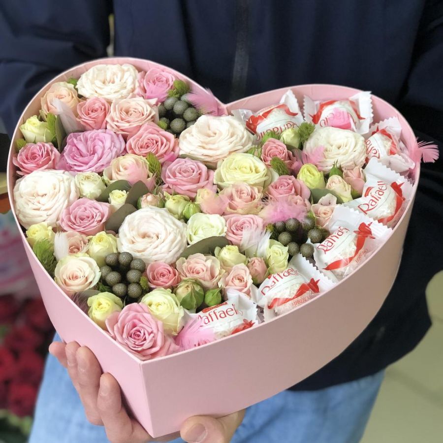 Шикарный Букет в форме сердца из цветов, где заказать с доставкой в Ярославле