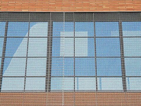 Фасадная сетка: незаметный помощник ремонта, безопасности и дизайна зданий