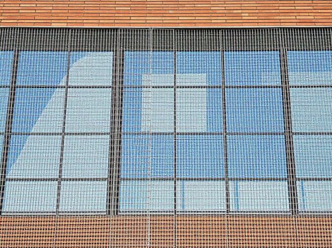 Фасадная сетка: незаметный помощник ремонта, безопасности и дизайна зданий